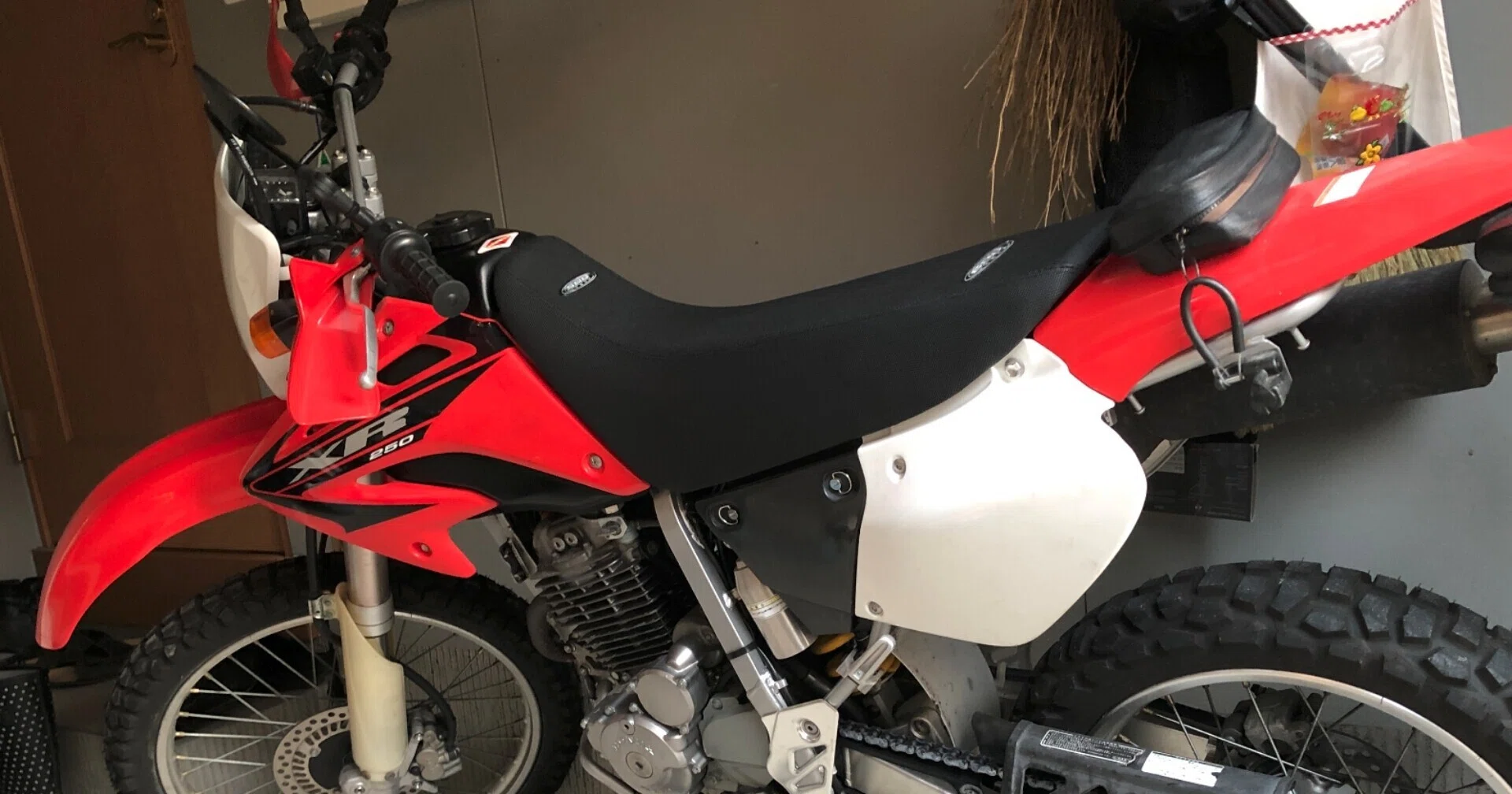 シートを純正からハイシートに換えたら，別のバイクに乗っているかの