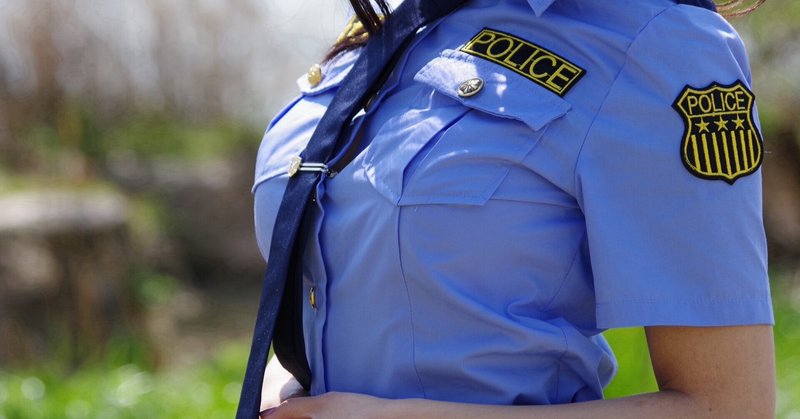 暖かい日差しに思わず胸ボタンを開けた女性警察官 元警察官 ケイ note