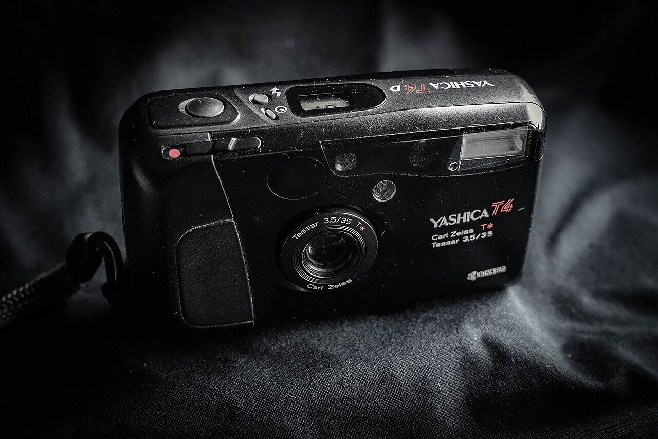 Yashica T4 コンパクトフィルムカメラ Lomopedia: Yashica T4 · Lomography