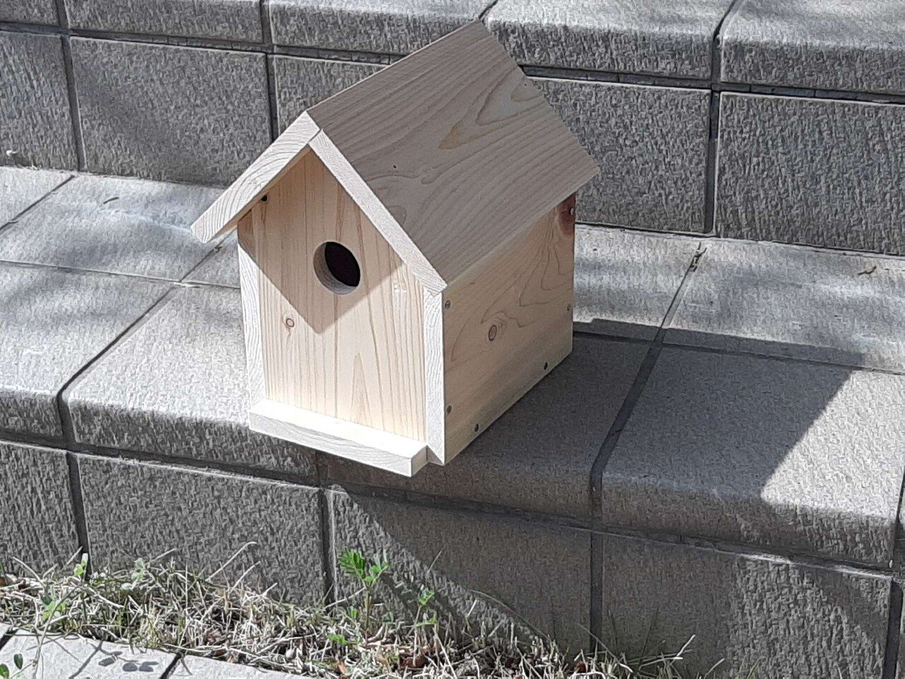 Noteでの初めての投稿 今月に入り 庭にぶら下げた を食べにメジロさんが来るようになりました それで 庭の中に住まないかなぁと思って巣箱を作ってみました ヒヨドリ スズメが近づかないように祈 Issoudun Note