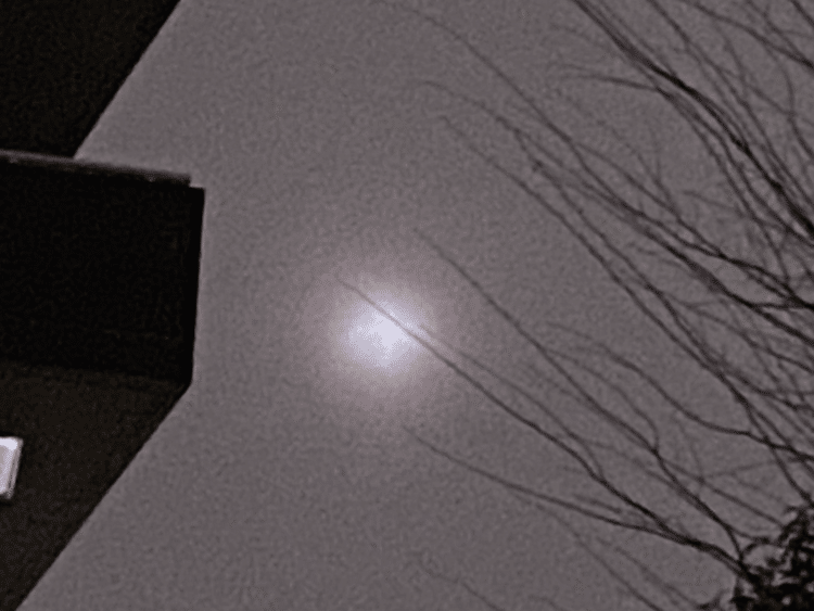 3月の満月は、アメリカインディアンの呼び方で言うと、worm moon と言う。虫が出てくる頃の月の意味。あるいは、sap moon と言う。メープルの樹液が出てくる頃の月。東京は、満月の日、と言われる当日は雨で月が見られなかった。これは東京、14.7夜くらいの月。