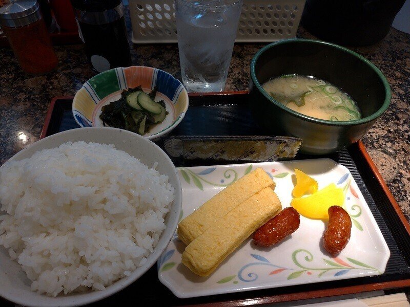 阪神電車の大阪梅田駅百貨店口の直ぐ近くにある カレーショップミンガス Mingus で10 30まで限定のワンコイン以下450円のだし巻き定食 で朝ご飯 甘めのだし巻きでご飯は多めの定食で朝のエネルギー まるぞう Note