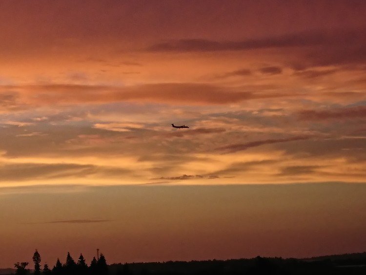 昨日の夕景に飛び込んで来た旅客機。
このあと、宮古空港に着陸しました。
