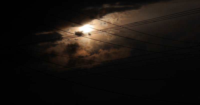 雨雲と太陽と電線