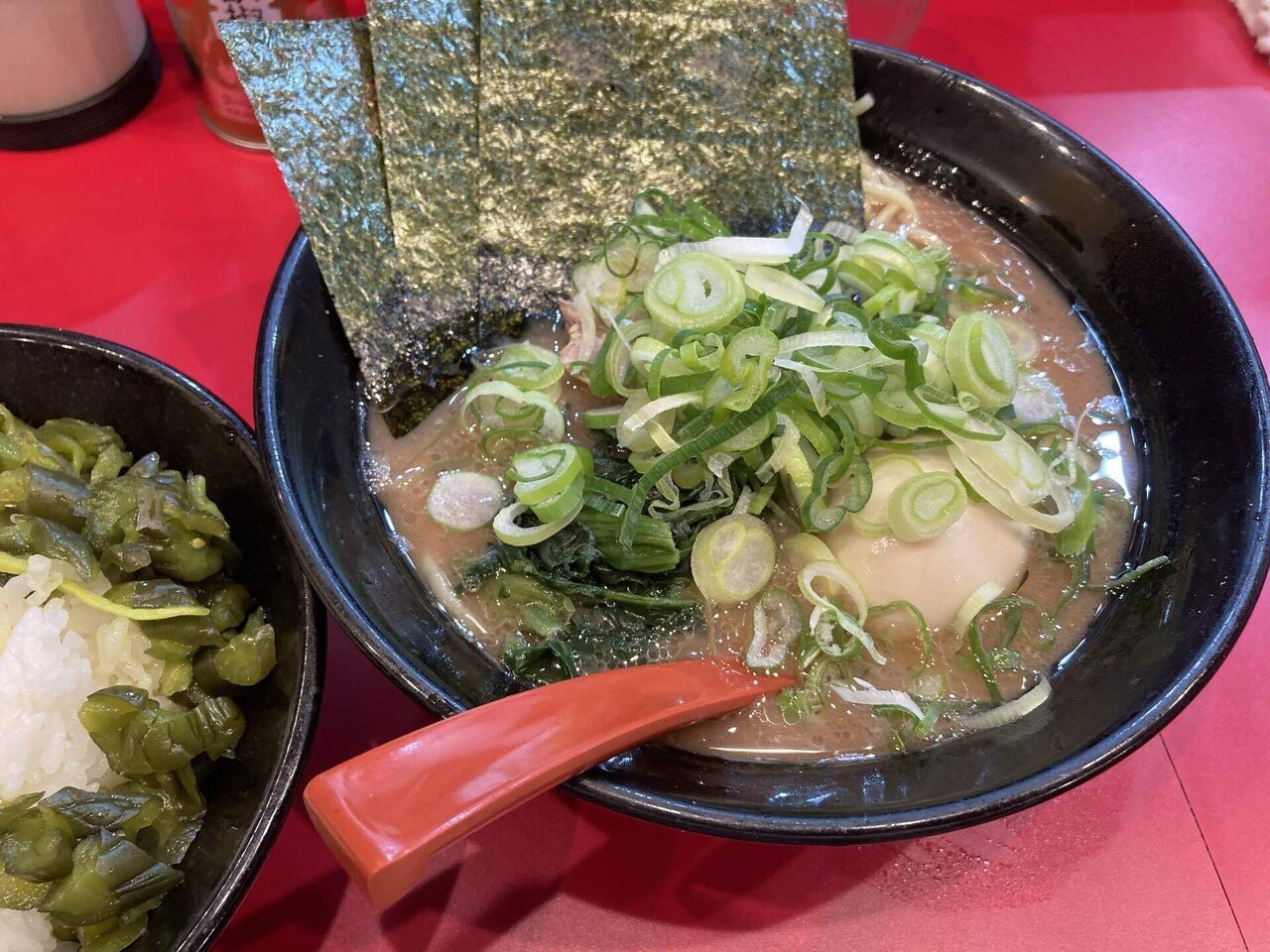 ラーメンにおけるネギの話| 一介のトッピングを超えた魅力|いしろう ラーメンにおけるネギの話| 一介のトッピングを超えた魅力|いしろう