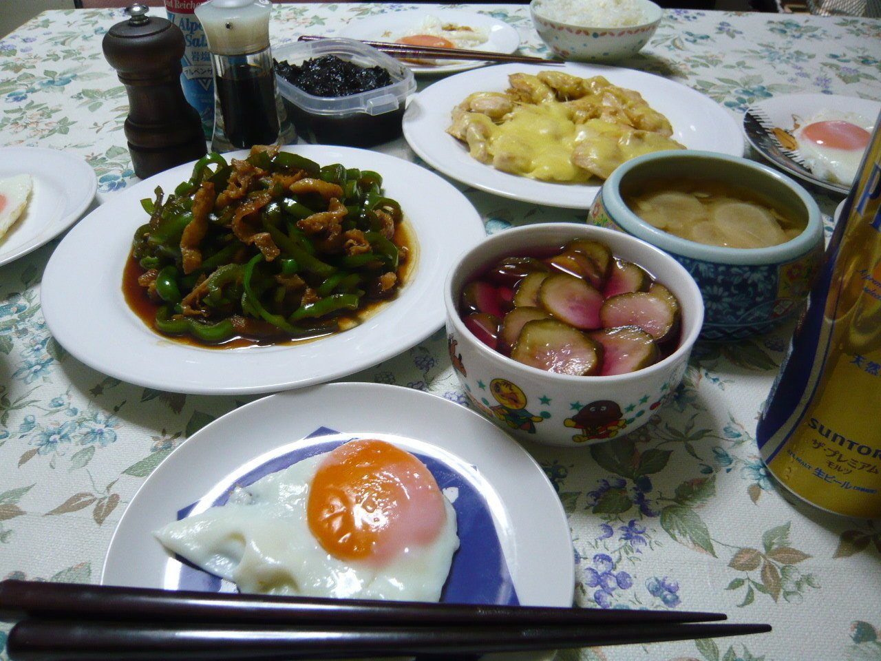 今日の晩御飯 ご飯 ビール 鳥皮とピーマンの炒め物 鳥胸肉のチーズ焼き キュウリの梅酢漬け 目玉焼き 常備菜 我が家の定番料理 鳥皮とピーマン の炒め物 私がサラリーマン時代に通った 渋谷区道玄坂に 水野かつひこ Note