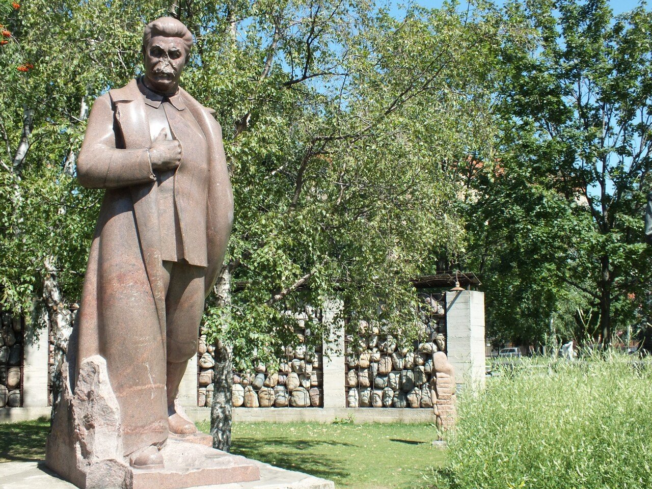 芸術公園「ムゼオン」の彫刻群｜露傍の石