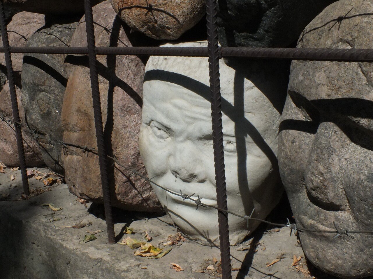 レーニン像 芸術公園「ムゼオン」の彫刻群｜露傍の石