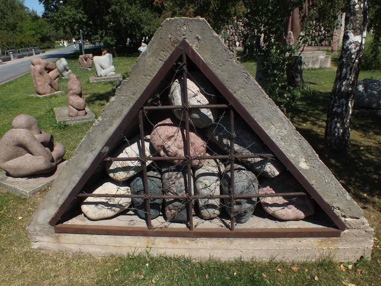 芸術公園「ムゼオン」の彫刻群｜露傍の石