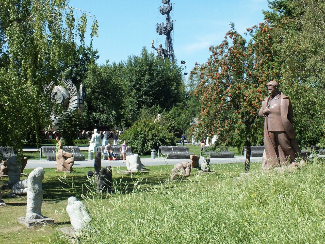 レーニン像 芸術公園「ムゼオン」の彫刻群｜露傍の石