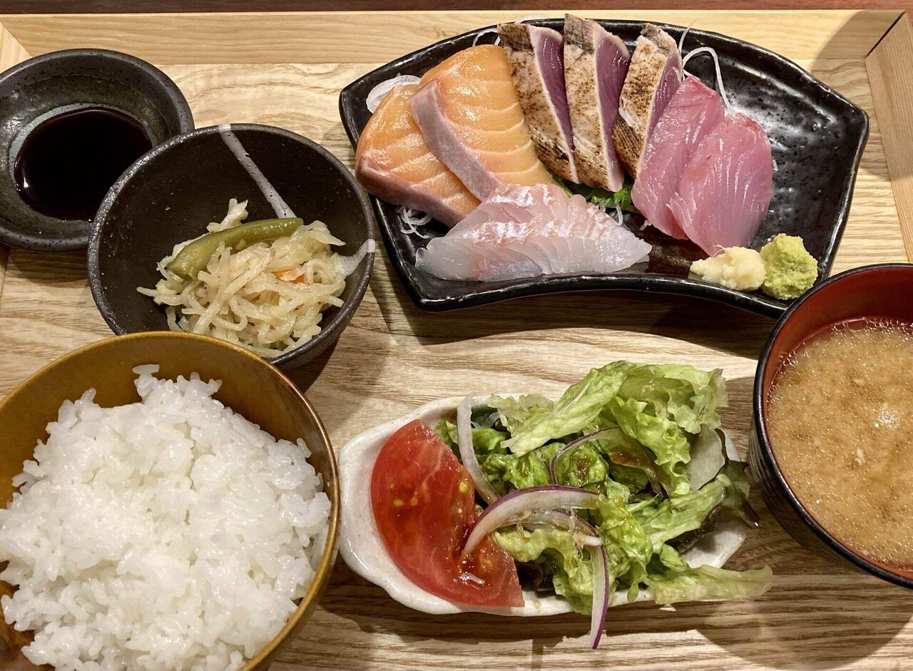 今宵は火曜日なのに 予約のお客様だけで ほぼ満席でした 何かと節目の時期だからかな 皆様 楽しそうに飲んでいらして 忙しかったけど 癒されました 今日の賄い100円 ぽてぃろん Note 今宵は火曜日なのに 予約のお客様だけで ほぼ満席でした 何かと節目の時期だからかな 皆様 楽しそうに飲んでいらして 忙しかったけど 癒されました 今日の賄い100円 ぽてぃろん Note