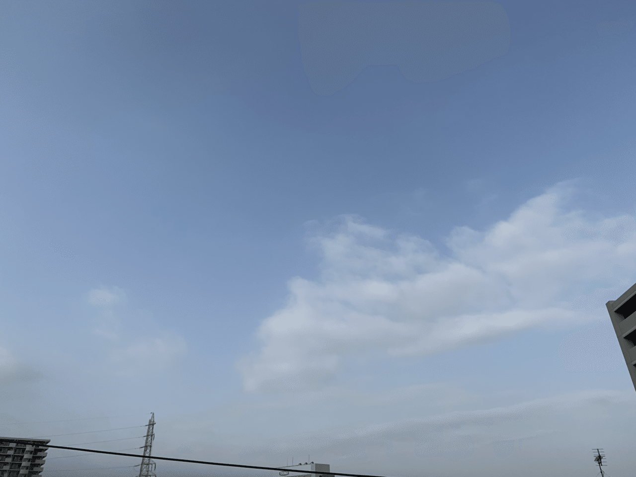 3月31日 水 12 21 青い空と白い空 今日の空は 白っぽい 雲りかな と思うほどの白 空は青だと思っていたのに なぜ白いの それは ホコリや塵が多いと 光が乱反射するからなんだって Sora Note 3月31日 水 12 21 青い空と白い空 今日の空は 白っぽい 雲りかな と思うほどの白 空は青だと思っていたのに なぜ白いの それは ホコリや塵が多いと 光が乱反射するからなんだって Sora Note
