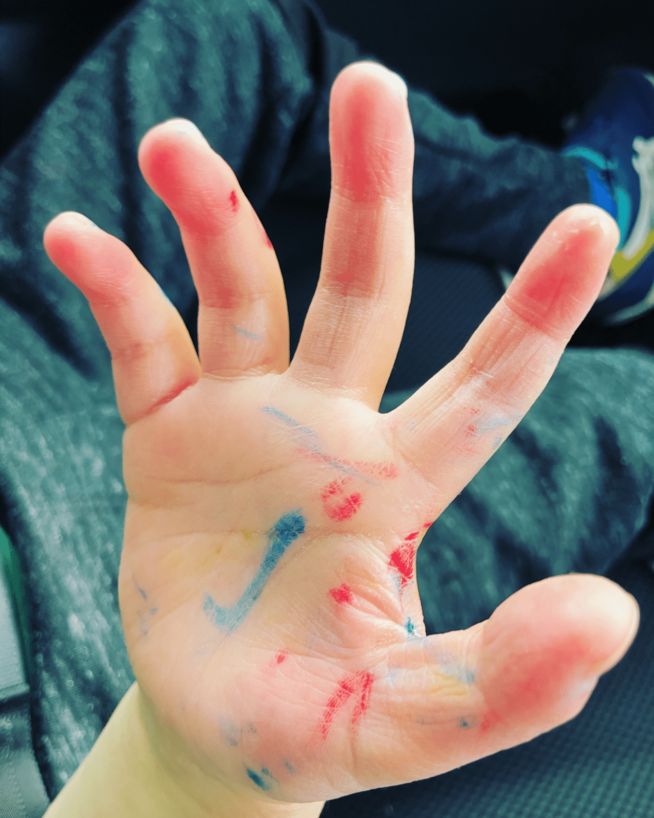 下の息子をお迎えに行ったら 絵を描いたそうで頑張った手を見せてくれた 子育て 親子 息子の手 手 子供 絵 イラスト 木曽のイラストレーター 描く命家 Toh Note 下の息子をお迎えに行ったら 絵を描いたそうで頑張った手を見せてくれた 子育て 親子 息子の手 手 子供 絵 イラスト 木曽のイラストレーター 描く命家 Toh Note