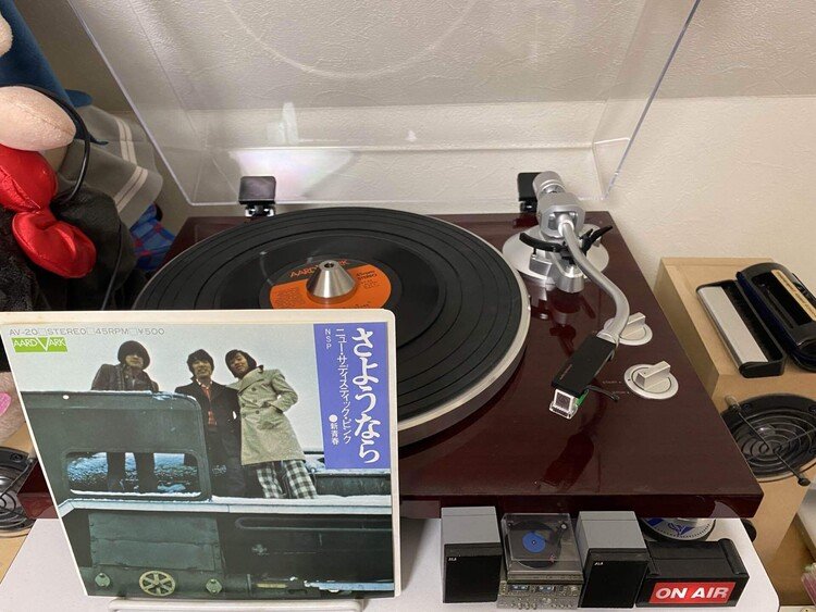NSP「さようなら」1973年リリース。デビューシングル。グループ名の正式名称「ニュー・サディスティック・ピンク」と記されている。締めに相応しい曲かな？ということで…。 #レコード #毎日1枚ドーナツ盤 #NSP #ニューサディスティックピンク 