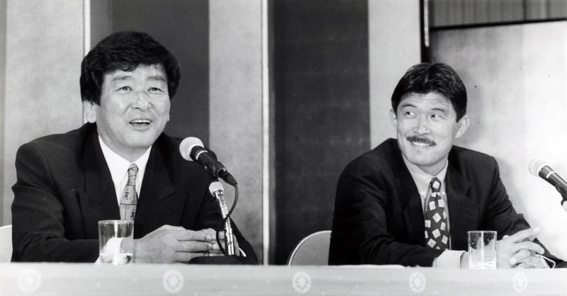 加茂周、日本代表監督に就任、右は加藤久新委員長（９４年１１月）