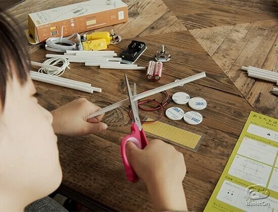 身近な素材を使って 自由に組み立てて作るロボット工作キット Assiston Note