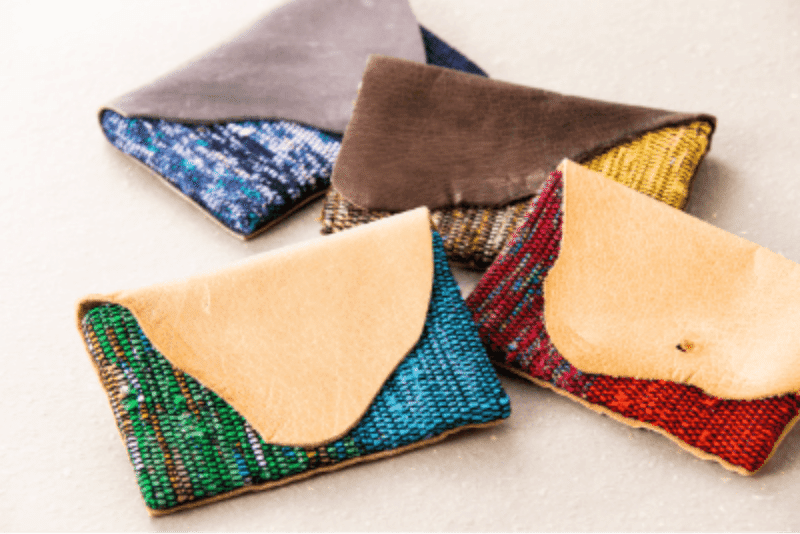 織り重ねられた布が偶然の綾を紡ぎ出す。テキスタイルスタジオ村上が