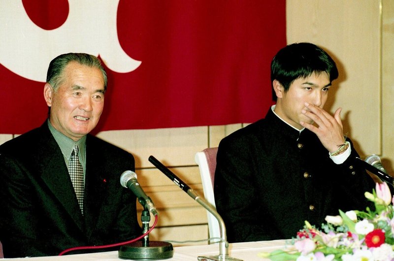 高橋由伸が巨人入団発表、左は長嶋茂雄監督（９７年１２月）
