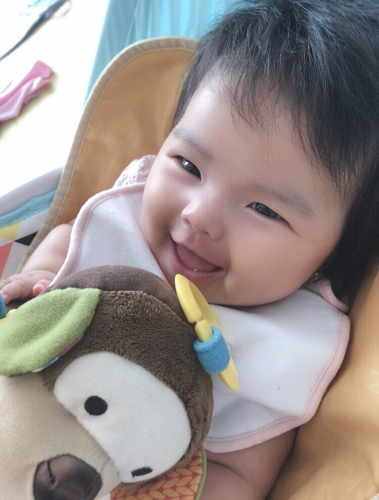 赤ちゃん 上目遣い 二重