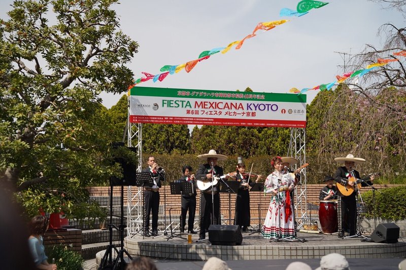 メキシコ音楽の演奏ステージ