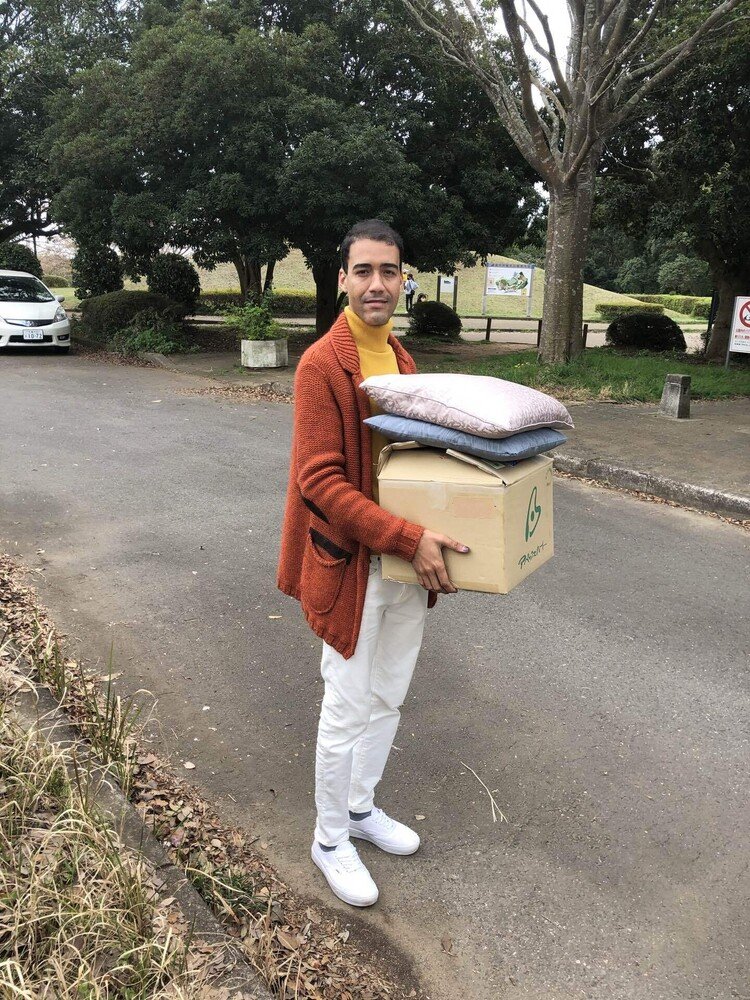 公園へピクニックに行こうと、朝食をダンボールに入れ移動するベルベル人