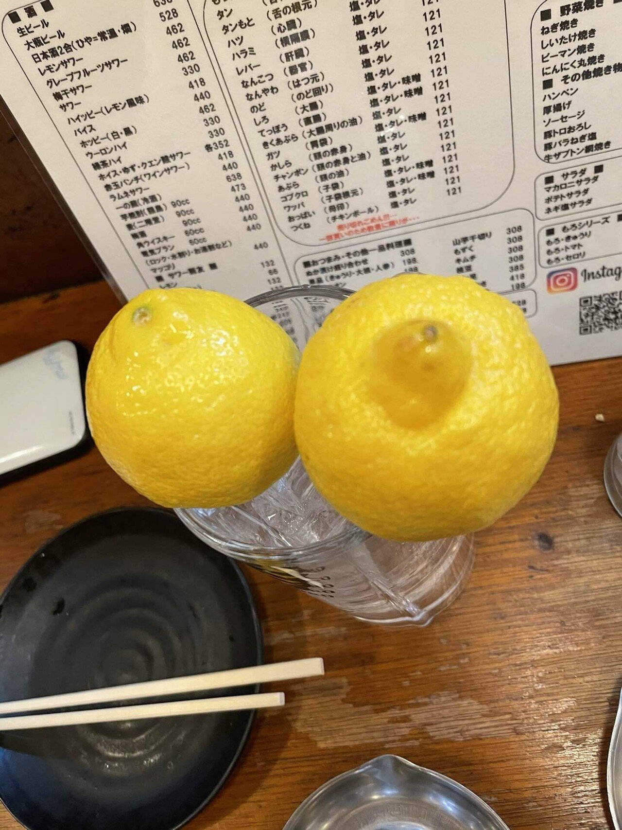 No 91 もつ焼きばん 五反田店 サワー発祥の居酒屋さんで まるごとレモンサワー お酒も料理も本当に美味しいので あまり教えてたくないお店です 上からパシャリと取ると 少し卑猥な感じ 関根貴寛 Takahiro Sekine Note