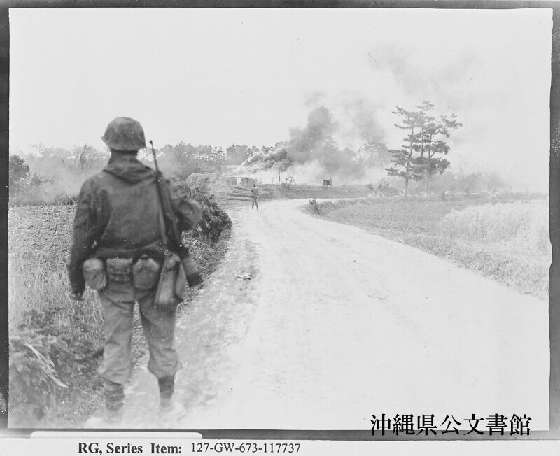 沖縄戦:1945年4月5日】米軍南進部隊、第32軍の第1防衛線に 沖縄戦:1945年4月5日】米軍南進部隊、第32軍の第1防衛線に