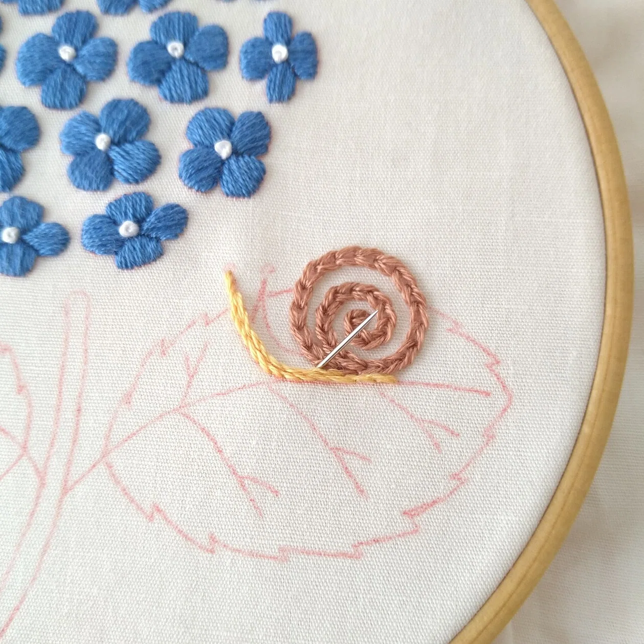 アジサイの刺繍枠キットを作ろう* ステップ6 〜カタツムリの刺繍2 