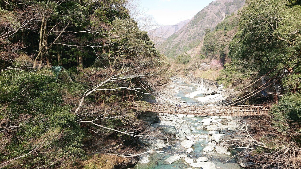 徳島池田町高知線を通って祖谷のかずら橋へ天気 もよくてとても気持ちのいい１日 ゆっくりと時間も流れて気分爽快近くに滝もありとても良かったよ 山のなかだから上着を持っていくといいよ さくらそら Note