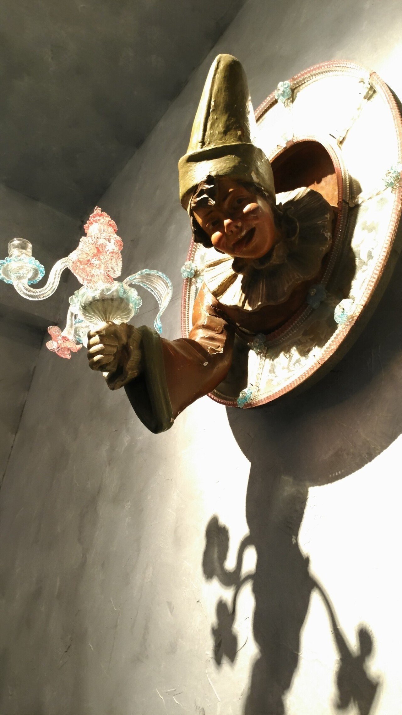 オンラインツアーの一コマ。ここは箱根ガラスの森美術館。照明のあたり