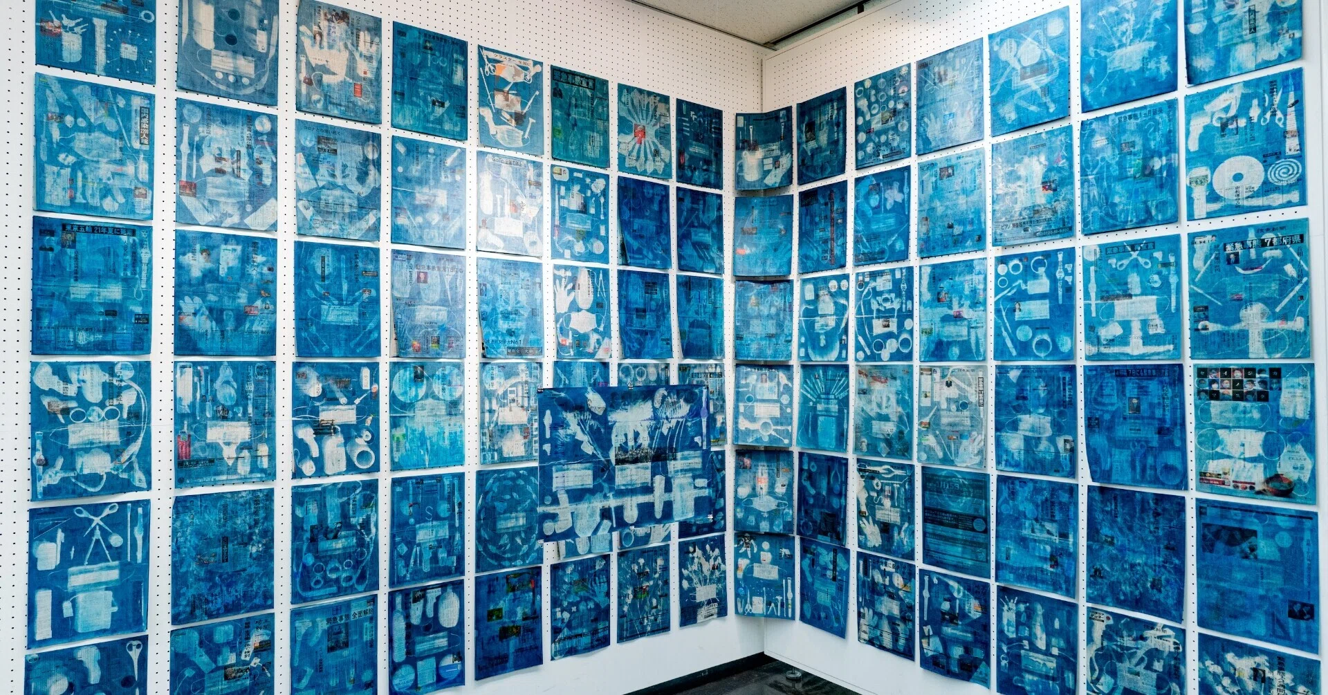 展覧会 2021】美術館とオンラインで作品を同時展示中！新聞紙に青焼き