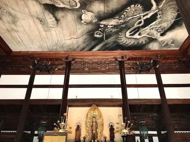 東福寺本堂に初めて入る。釈迦三尊像と蒼龍図の迫力に圧倒 Entered the