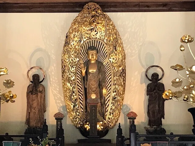 東福寺本堂に初めて入る。釈迦三尊像と蒼龍図の迫力に圧倒 Entered the