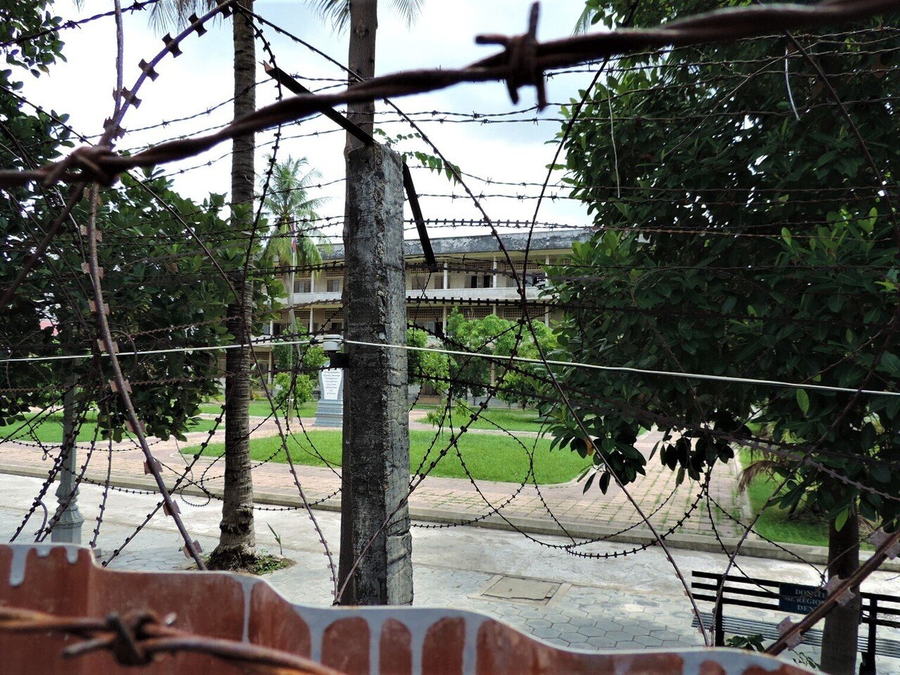 胸をえぐられる史上最悪の狂気 キリングフィールド 浅地亮の自転車旅で見る世界 Note 胸をえぐられる史上最悪の狂気 キリングフィールド 浅地亮の自転車旅で見る世界 Note