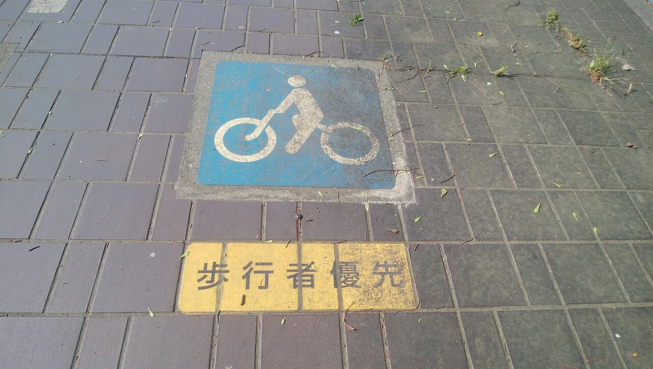 短歌エッセイ】歩道の自転車は車道側走行｜瑳月 友（さづき ゆう）｜note