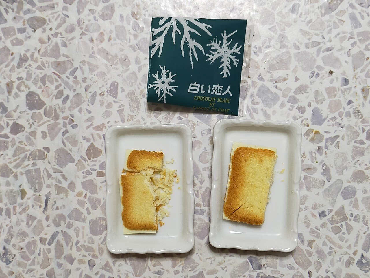 今日のはんぶんこ ɔ C 白い恋人 会社でお土産を１つもらいました むすめちゃんの好きなお菓子 だから大事に 持って帰ったよ さあ はんぶんこしよう ままのすけ 顔文字エッセイスト 自称 Note