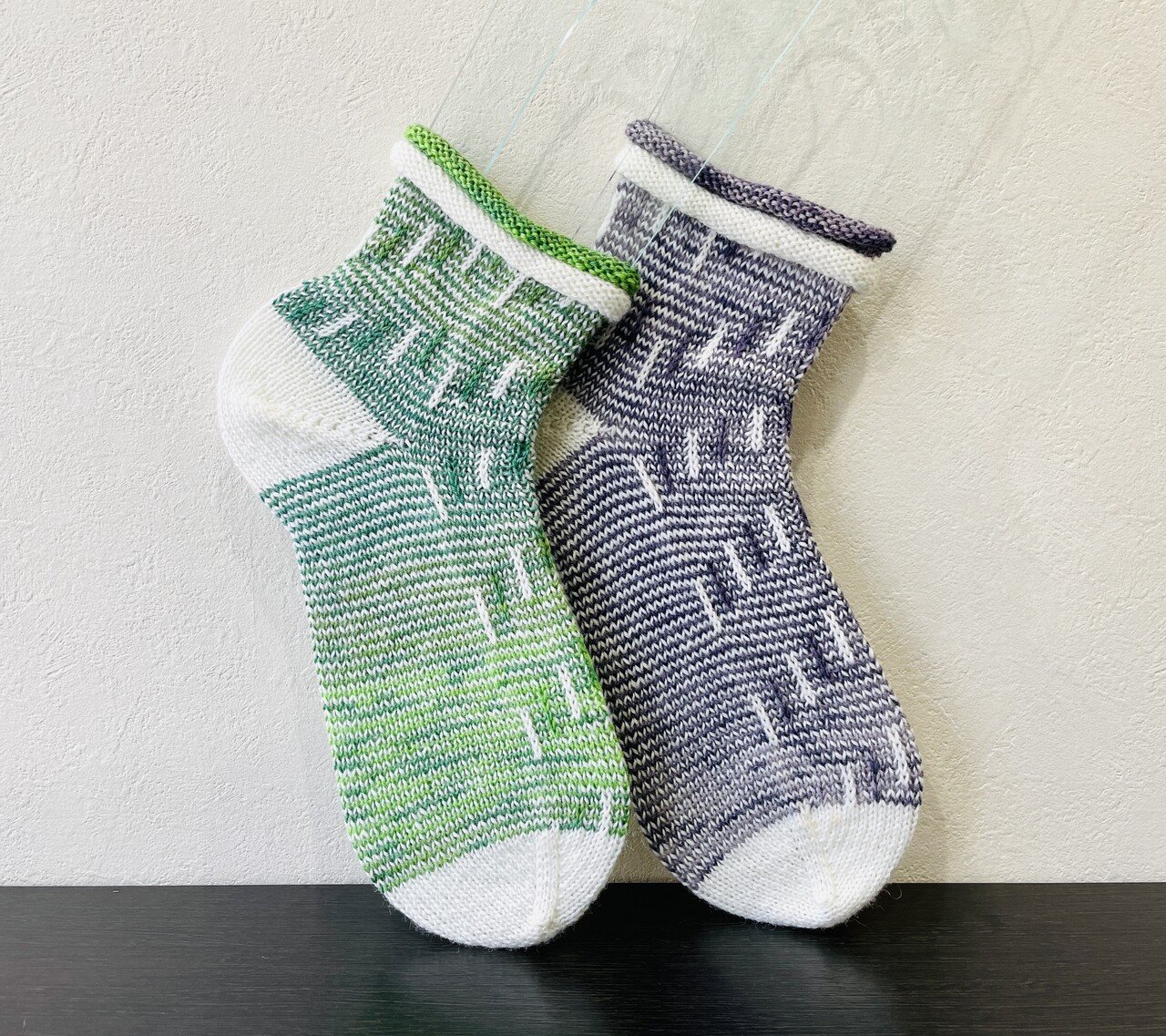 編み物の白いスカーフとストライプの靴下 縦ストライプの模様編み靴下】2020年皆様にありがとうのご挨拶