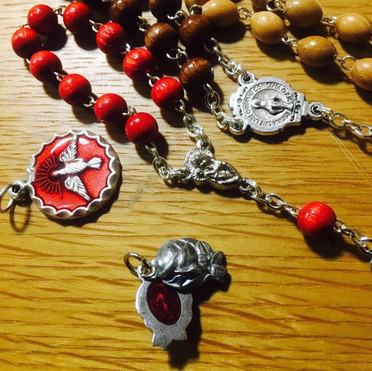 ミニロザリオなど買ってきたのですが 画面下側の薔薇のロケットタイプのオメダイ 懐かしい 青い色のを持っていました 小さいころ こういうもの は やっぱり長く同じものがあるんですねぇ Lady Sucre Note