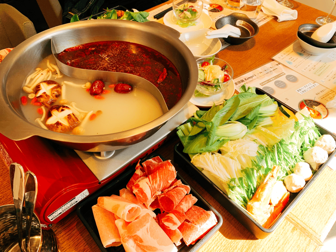 銀座のオーガニック野菜の薬膳鍋kampo Sで 女子会ランチ これに〆のラーメンもついて一人前 盛り沢山で大満足 デトックススープと美の豆乳スープにしましたが どちらもめちゃめちゃ美味しいです 能登由佳 Yuka Noto Note