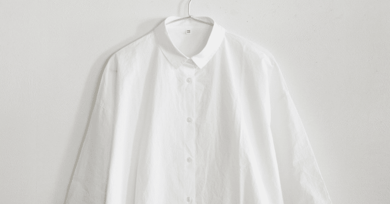 無印良品　インド綿の白シャツは1枚あって損はない。