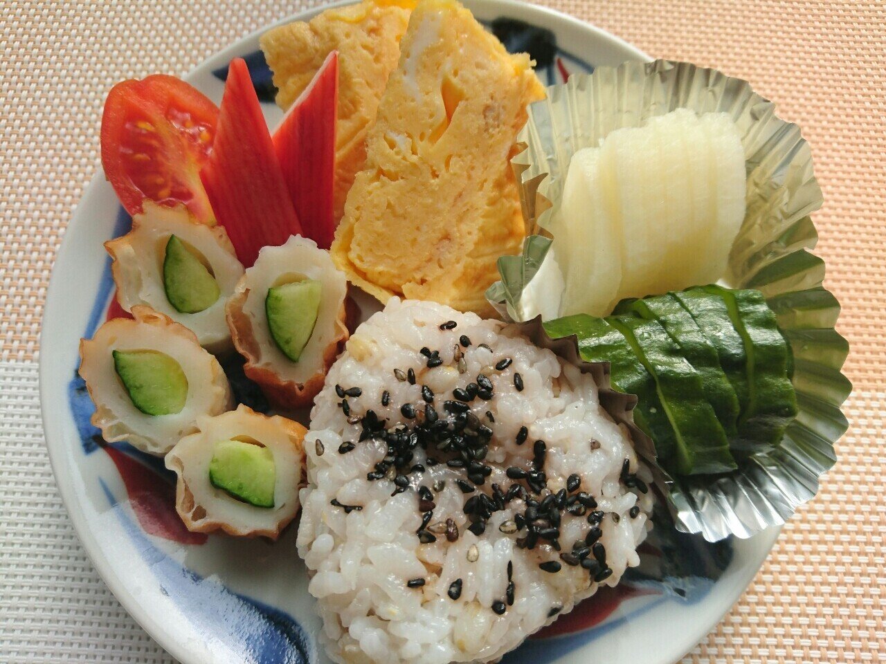 夕ご飯はサッパリと焼いた絹揚げおろし 納豆 ちくわきゅうりサラダ 甘い卵焼き 大根とキュウリのぬか漬け もち麦ごま塩おにぎり なめこ 汁 ๑ ๑ ﾓｸﾞﾓｸﾞ ウズ Note