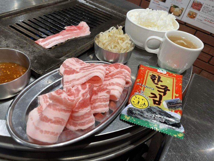 本日は飯田橋駅東口郵便局近くにある 立肉酒場2919 さんにて、三元豚カルビ定食肉1.5倍のご飯大盛を頂きました。サッパリ豚肉を甘めのタレにしっかりからませてご飯と一緒に頂き、まいう〜スープ好きにはおかわりできるのも嬉しいです。#神楽坂ランチ