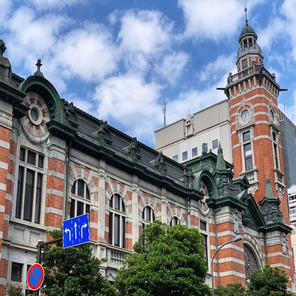 赤煉瓦に白い花崗岩のストライプが映える「横浜市開港記念会館」｜Aki