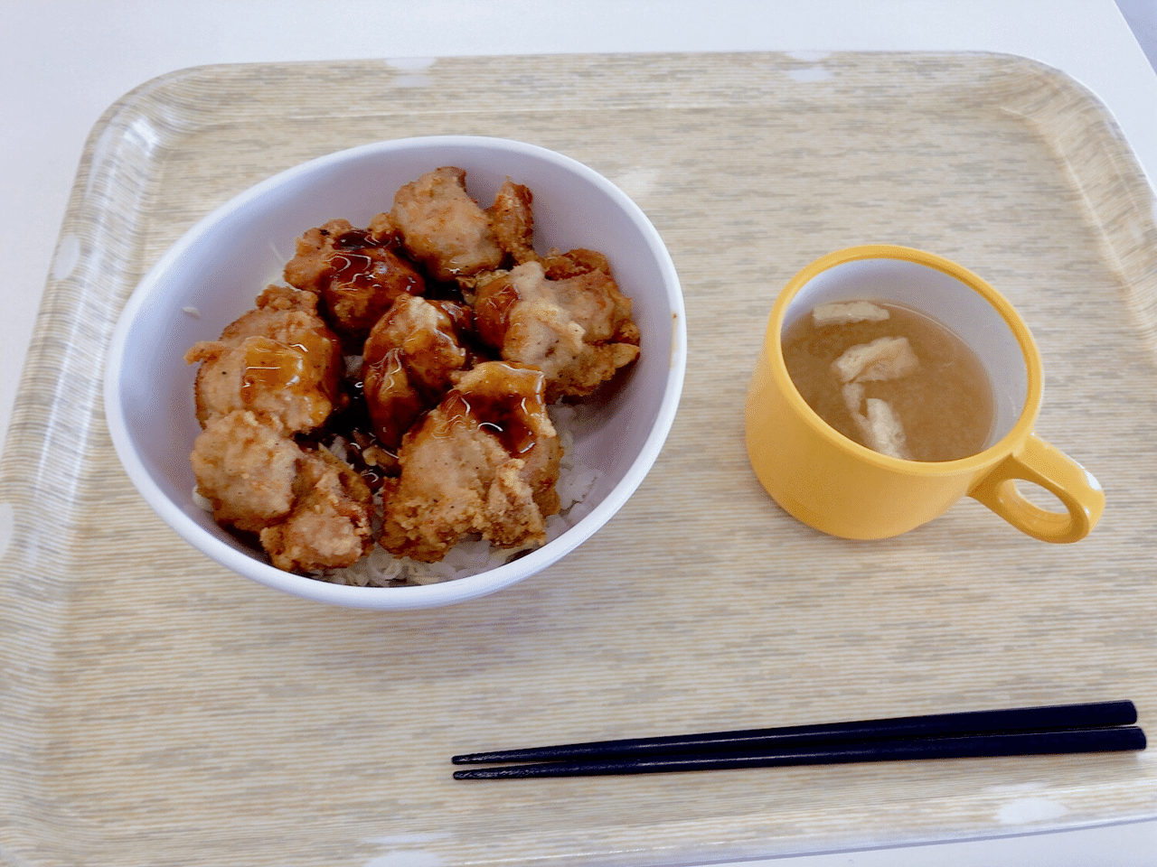 獨協大学の学食はこんな感じで す 今日は唐揚げを食べました 唐揚げは とても人気が高くて 行列ができていました でも 残念なのはコスパが悪い この定食だけで500円もしました 屋嘉比才輝 大学生ブロガー Note