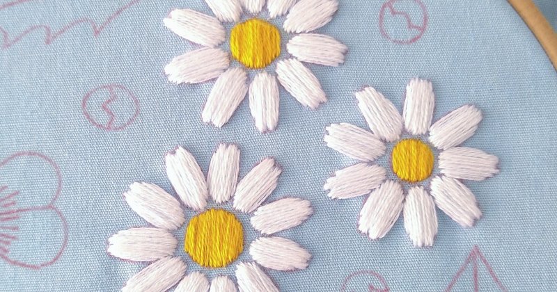 てんとう虫とクローバーの刺繍枠キットを作ろう ステップ3 マーガレットの花2 Apostrophe S 刺繍雑貨作家 Note