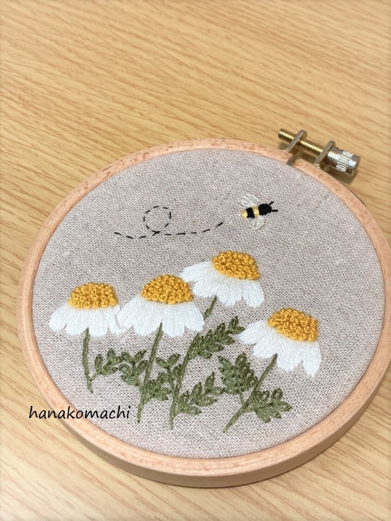 刺繍図案付き ミツバチ飛ぶ白いお花制作過程 Hanakomachi Note