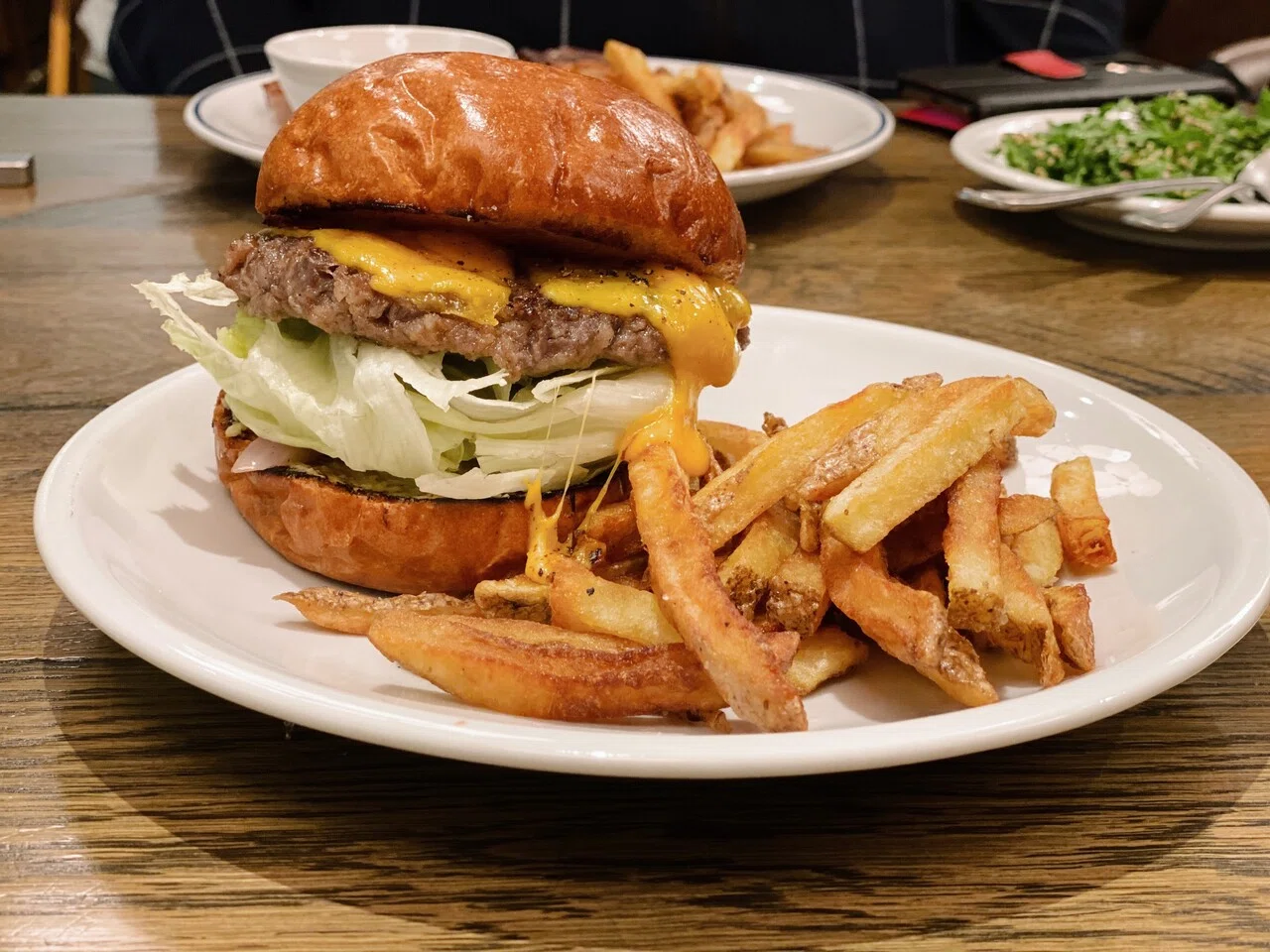 ねっとり、ふんわり「熟成肉チーズバーガー」｜ 青山一丁目【The Burn