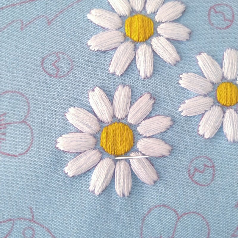 てんとう虫とクローバーの刺繍枠キットを作ろう ステップ4 マーガレットの花3 Apostrophe S 刺繍雑貨作家 Note