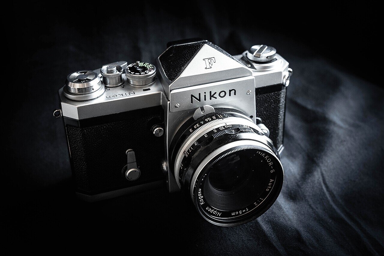 Nikon F フィルムカメラ ニコン Nikon F の話 ：フィルムカメラであそぼう！｜にゃんかめ