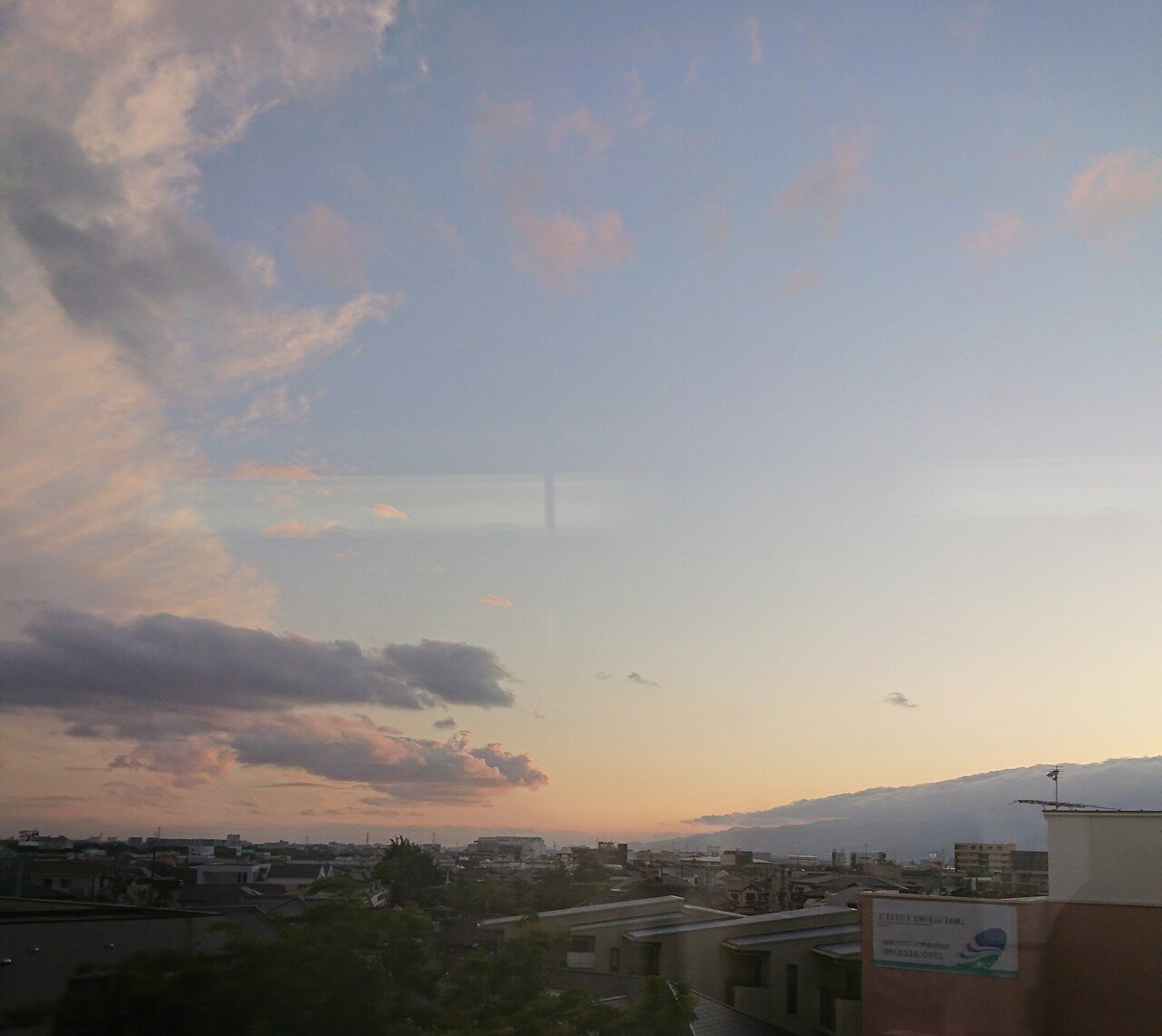 夕暮れ間近の電車の窓からの風景 スマホから顔を上げて ふと車窓を眺めた 遠くの景色が目に止まったので 撮ってみた 西陽で薔薇色に染まった雲から 黒い龍がゆっくり帰っていくよう 今日もいい日だったね Midori Note
